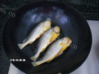美味的干煎黄花鱼做法图解5)