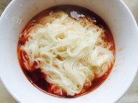 可口的鱼香肉丝面做法图解7)
