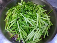 美味鲅鱼炖蒜薹做法图解14)