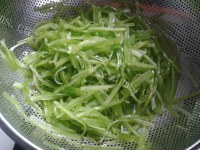 色泽鲜亮的莴笋肉丝做法图解2)