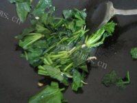 家常菜菠菜炒猪肝做法图解3)