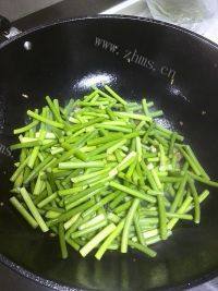 家常菜蒜薹炒肉做法图解9)
