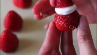 萌宠草莓圣诞老人的做法图解三