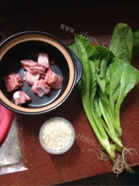 美味的排骨春菜粥做法图解1)