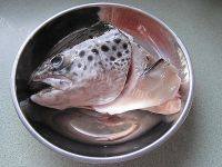 家常三文鱼头豆腐煲做法图解1)
