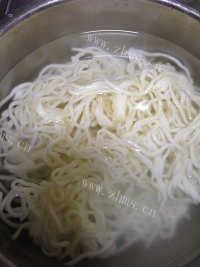 色香味俱全的炸酱面做法图解12)