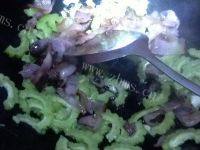 食欲满满的苦瓜炒腊肉做法图解8)