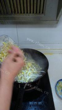 鲜香美味豆芽炒肉做法图解4)