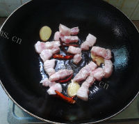 美味的五花肉焖烧板栗做法图解5)