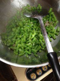 简易版豆角炒肉片做法图解5)