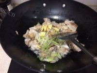 家常菜土豆片炒五花肉做法图解2)