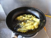 色泽鲜亮的蒜香茄条做法图解6)