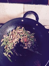 家常酱爆青椒肉丝做法图解7)