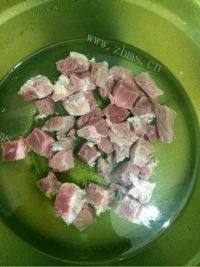 家常菜土豆焖牛肉做法图解3)