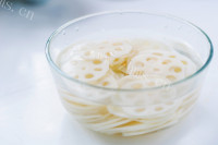 香气浓郁的响油藕片做法图解5)