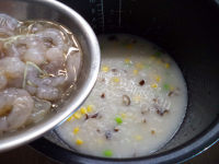 美味的蔬菜虾仁粥做法图解7)