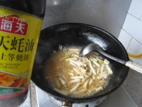 美味瓜条炒鲜菇做法图解7)