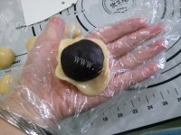 著名的豆沙蛋黄广式月饼做法图解5)