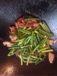 家常菜蒜苔炒肉片做法图解7)