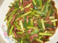 孩子爱吃牛肉炒蒜苔做法图解11)