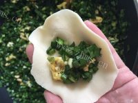 鲜美可口的韭菜鸡蛋饺子做法图解7)