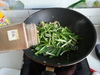 美味的韭菜炒蛏子做法图解7)