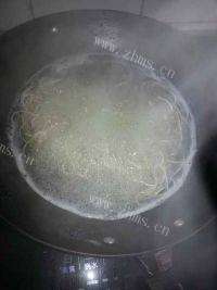 美味的蒲公英小肠面做法图解3)