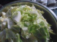 家常菜爆炒圆白菜做法图解1)