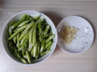 色味俱佳的凉拌芦笋做法图解2)