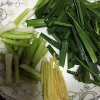 色香味浓的蒜苗炒五花肉做法图解3)
