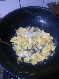 饱满的蒜黄炒鸡蛋做法图解6)
