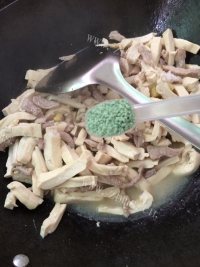 美味的香干炒肉做法图解11)