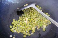 家常菜豌豆炒虾仁做法图解8)