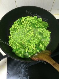 家常菜青椒炒毛豆做法图解5)