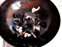 色香味俱全的蒜苔木耳炒肉做法图解4)