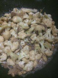 菜花炒肉做法图解9)