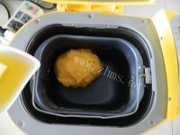 松软胡萝卜坚果小餐包做法图解2)