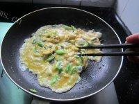 营养丰富的大蒜炒鸡蛋做法图解5)