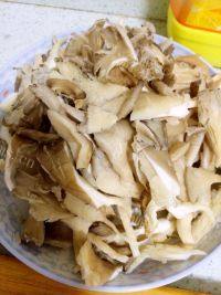 家常菜蘑菇炒肉做法图解1)