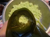 美味的绿西米蜜枣粽做法图解6)