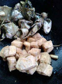 不上火美味的油炸豆腐焖黄骨鱼做法图解12)