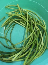 家庭版蒜苗炒肉做法图解1)