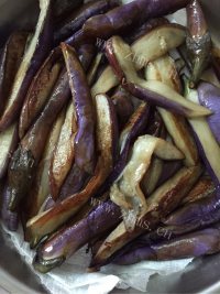 好吃的咸鱼茄子煲做法图解2)