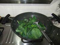 家常菜蒜蓉炒菠菜做法图解5)