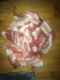 五花肉炖芸豆做法图解3)