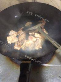 色味俱全的土豆排骨焖饭做法图解4)