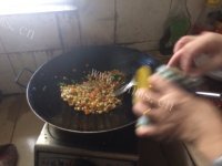 家常菜胡萝卜炒玉米做法图解4)