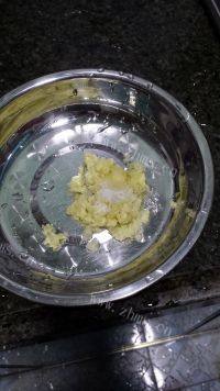 浓香的蒜蓉粉丝蒸带子做法图解6)