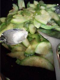 家常菜青椒炒西葫芦做法图解9)