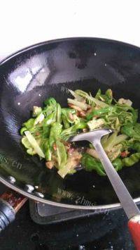 家常菜辣椒炒肉做法图解2)
